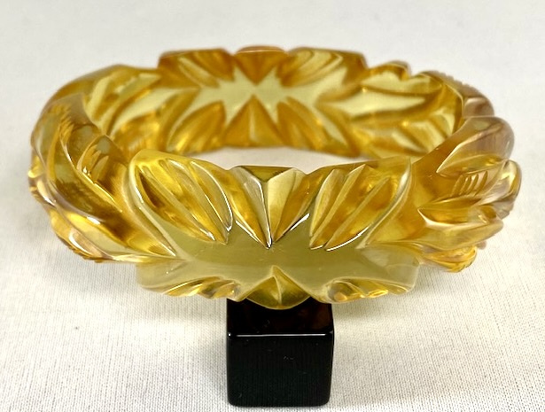 BB277 deeply carved applejuice bakelite bangle